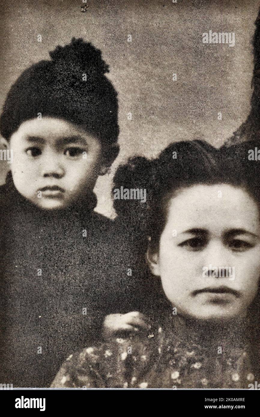 Ren Peiyue, la hermana mayor de Ren Bishi (detrás de ella está su hijo). Bajo la influencia de Ren Bishi, se unió a la revolución. Foto de stock