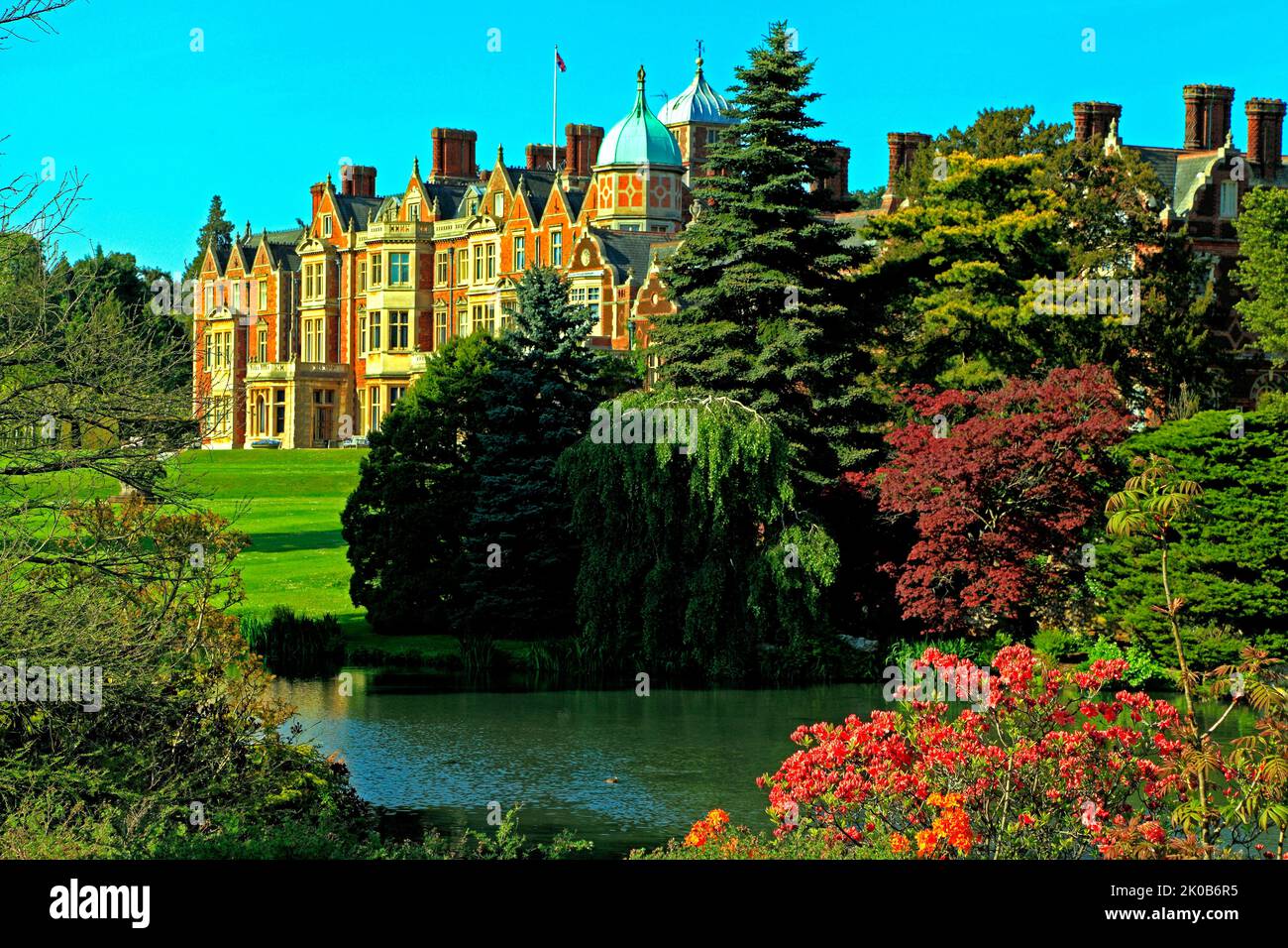 Sandringham House, al otro lado del lago, residencia real, Norfolk, Inglaterra, REINO UNIDO Foto de stock