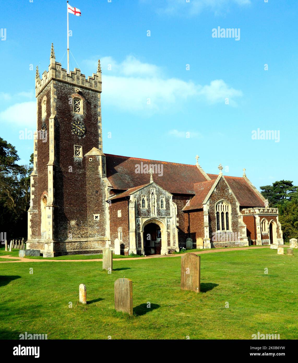Sandringham Parish Church, bandera ondeadora de St George, Norfolk, Inglaterra, Reino Unido Foto de stock