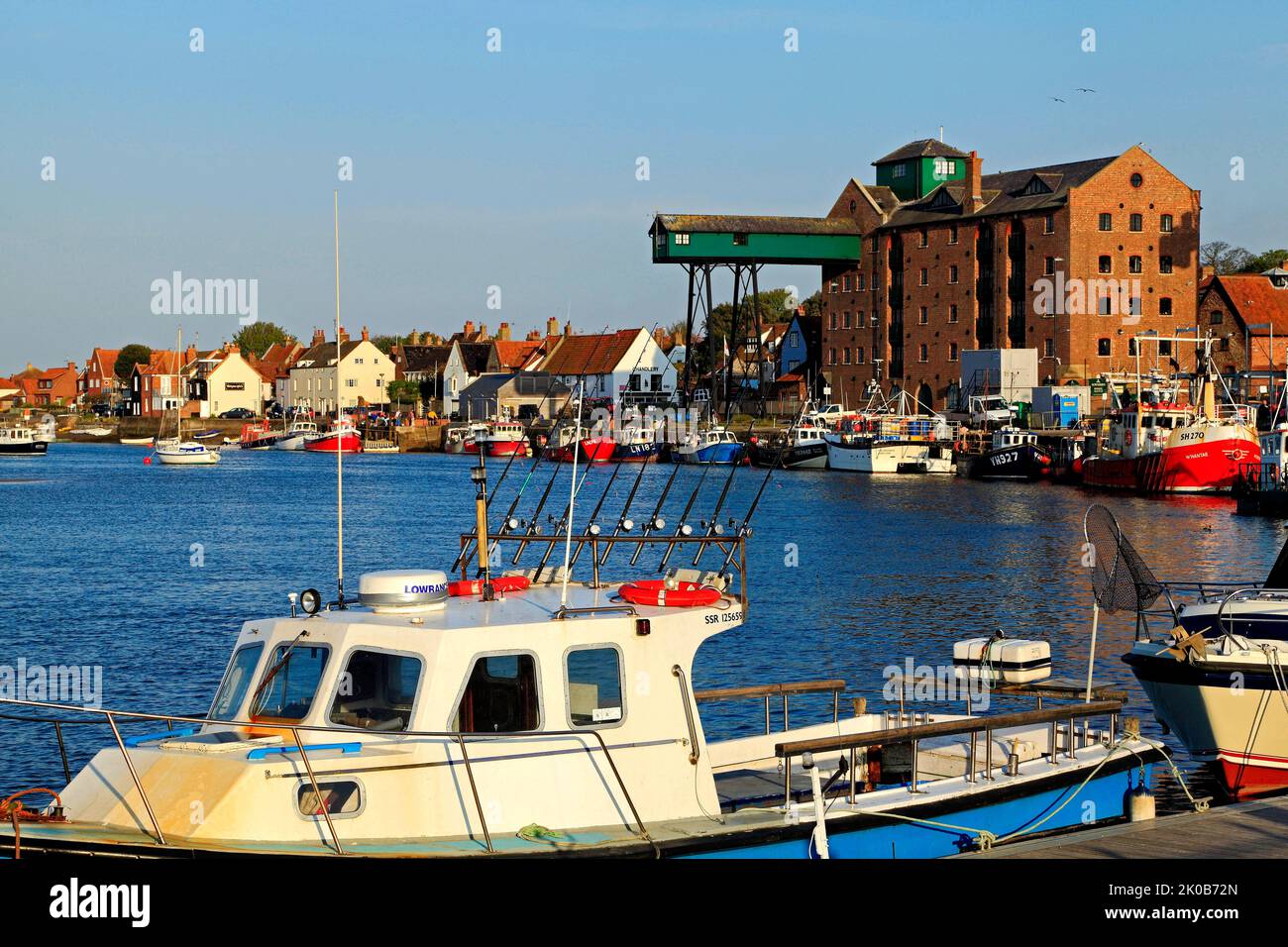 Wells junto al mar, Norfolk, Puerto, Granary, Ciudad, Puerto, Inglaterra, Reino Unido Foto de stock