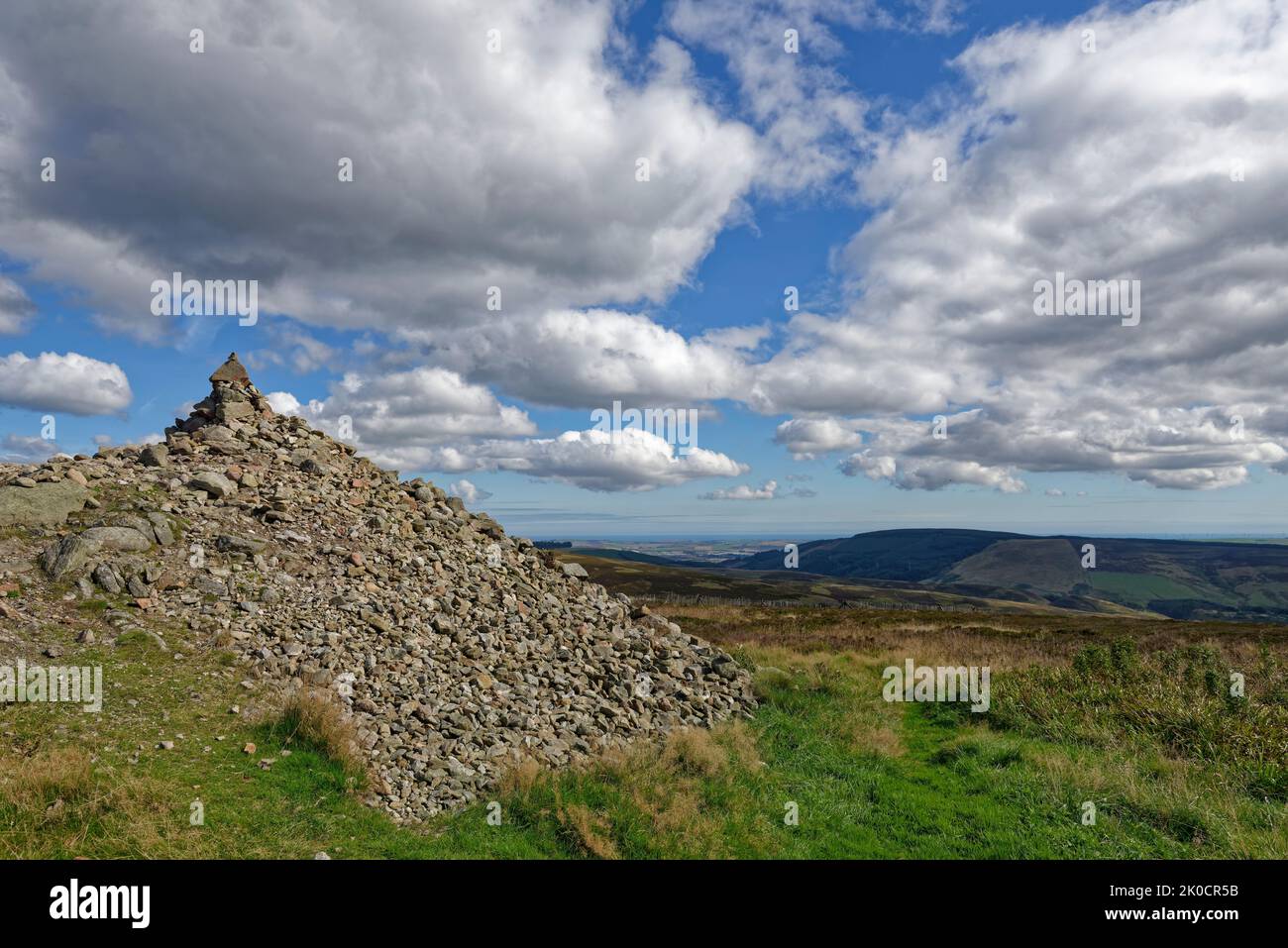 La vista hacia el este en el Cairn de Piedra de Cairn OÕMount en Aberdeenshire en un buen día de otoño en septiembre con la nube dispersa arriba. Foto de stock