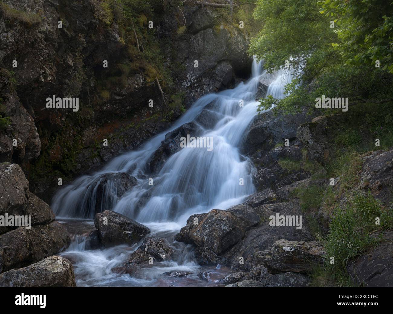 Cascada en el Parque Natural de Comapedrosa en Andorra Foto de stock