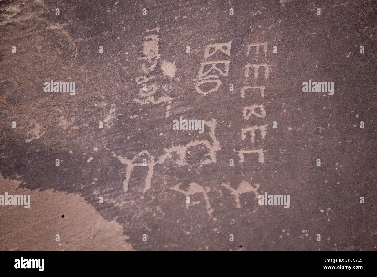 Inscripción THAMUDIC Y NABATAEAN Siglo 3rd AC Jabal Ithlib Hegra Saidi Arabia Foto de stock