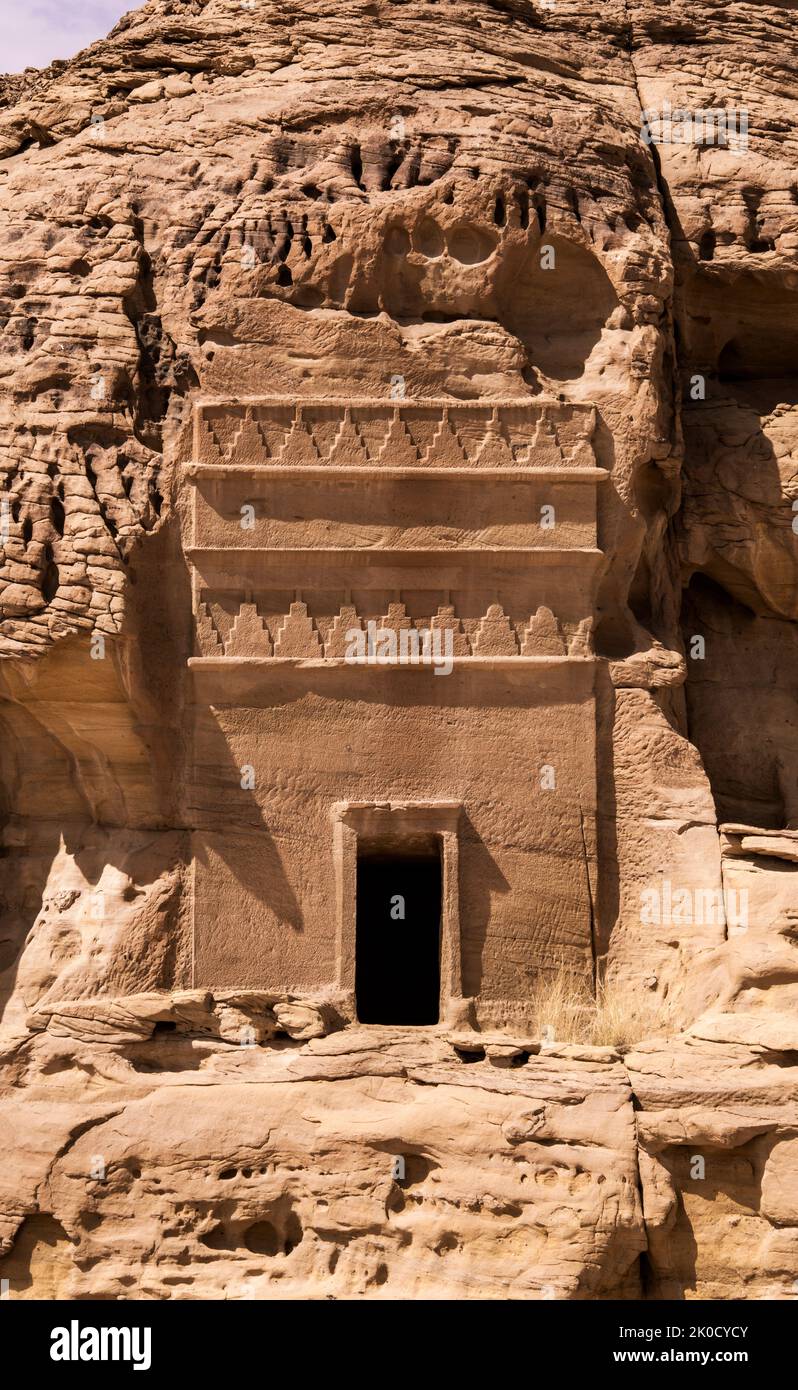 Entrada a la tumba tallada con escabulza Jabal Al Ahmar Hegra Arabia Saudita Foto de stock