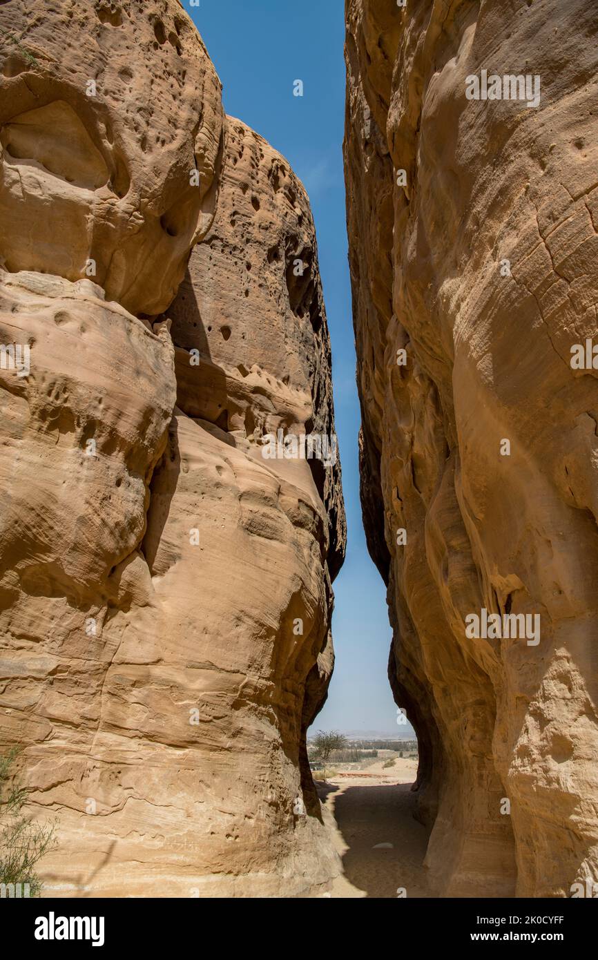 Estrecho abismo Jabal Ithlib Hegra Arabia Saudita Foto de stock
