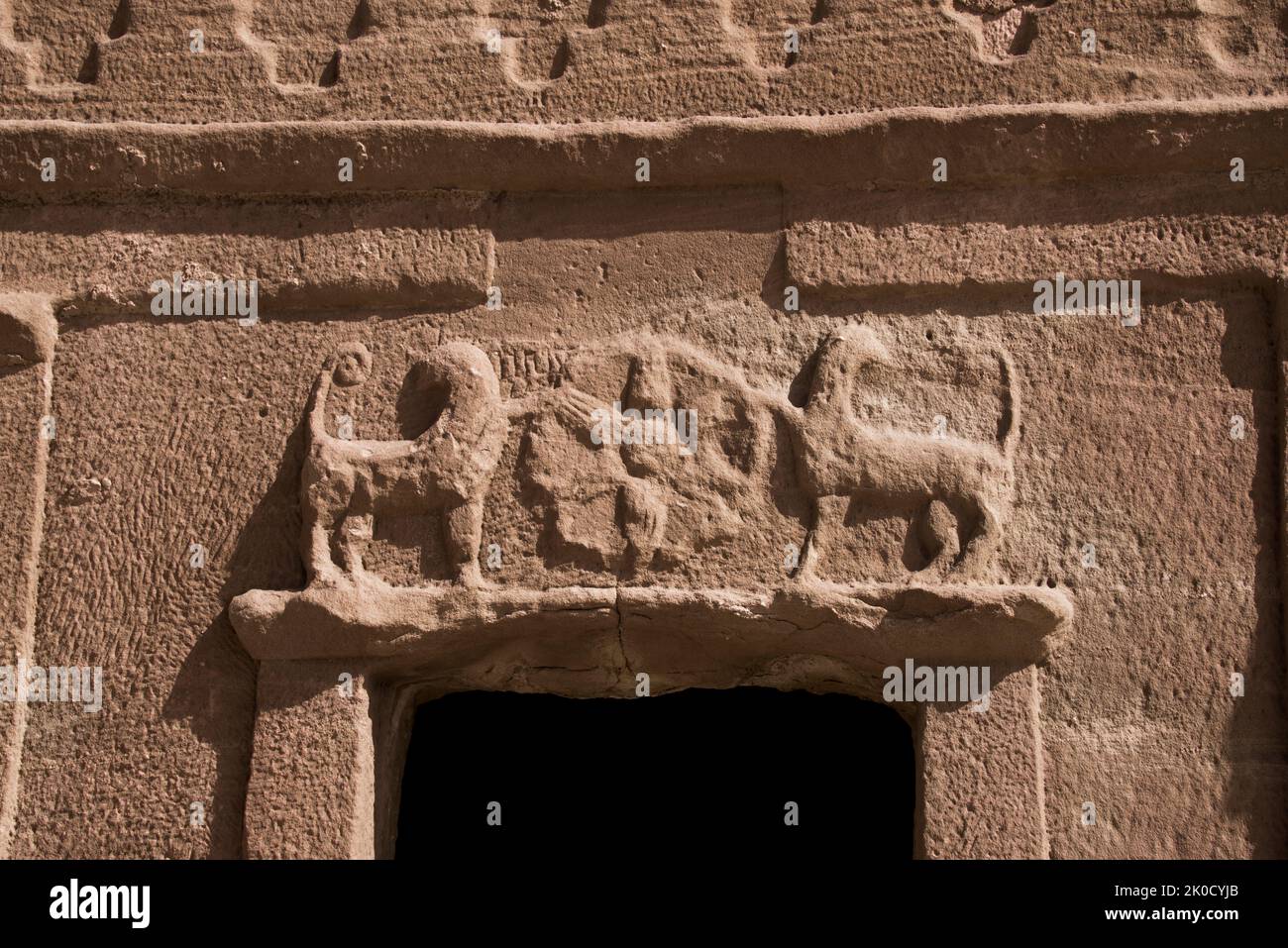 Cerca de dos figuras de león hábilmente talladas sobre la entrada de la tumba Jabal en Banat Hegra Arabia Saudita Foto de stock