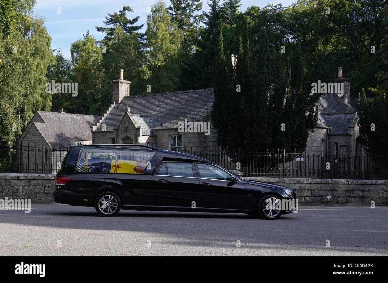 El cofre portando el ataúd de la Reina Isabel II, cubierto con el Real Estándar de Escocia, dejando Balmoral mientras comienza su viaje a Edimburgo. Fecha de la foto: Domingo 11 de septiembre de 2022. Foto de stock