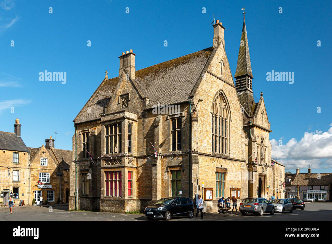 La oficina de información al visitante y la biblioteca en Market Square, Stow-on-the-Wold, Reino Unido Foto de stock