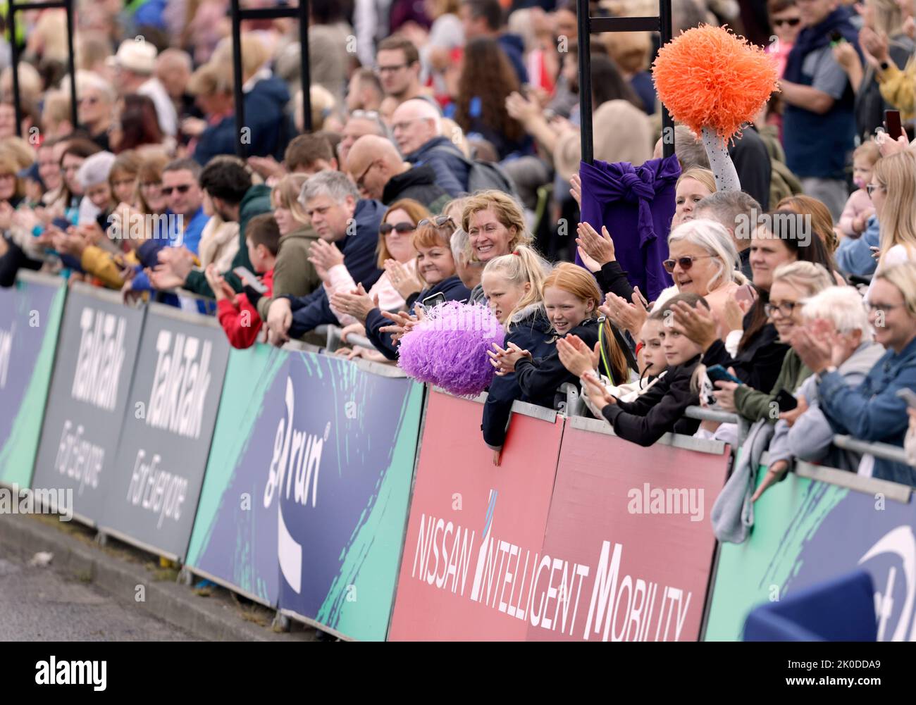 Los espectadores apoyan a los atletas en la línea de meta durante la carrera Great North Run a través de Newcastle upon Tyne, Gateshead y South Shields. Fecha de la foto: Domingo 11 de septiembre de 2022. Foto de stock