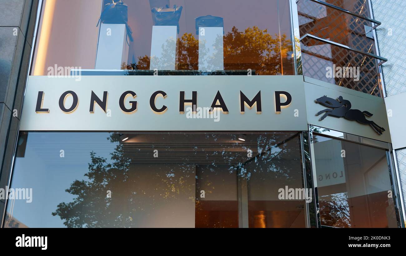 Exterior de una tienda francesa Longchamp en Königsallee en Düsseldorf/Alemania. Foto de stock