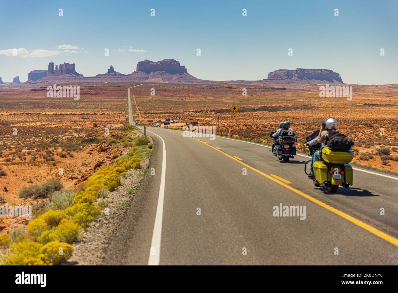 Vista panorámica clásica de un motociclista en la histórica ruta 163 de EE.UU. Que recorre el famoso Monument Valley, Utah, EE.UU Foto de stock