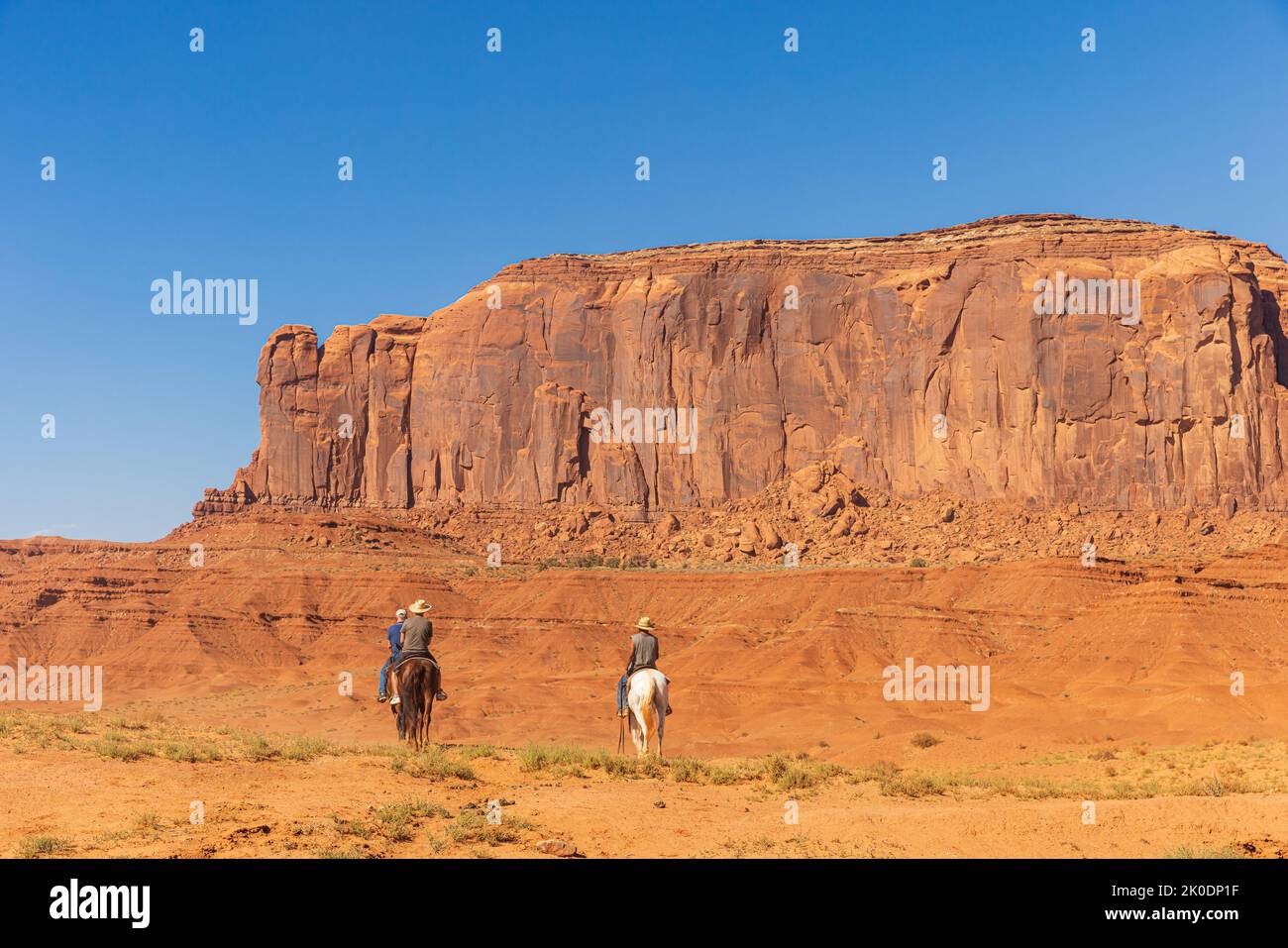 MONUMENT VALLEY, UTAH - 5 DE SEPTIEMBRE: Los caballos recorren Monument Valley el 5 de septiembre de 2022 en el Parque Tribal Navajo. Foto de stock