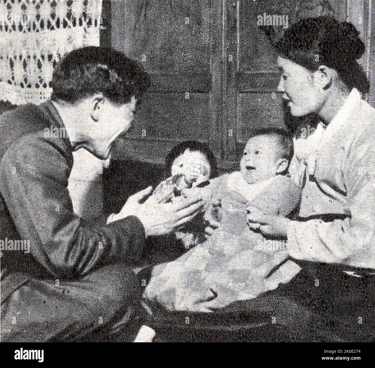 Fotografía de propaganda norcoreana de una familia de contenido saludable. 1964 Foto de stock