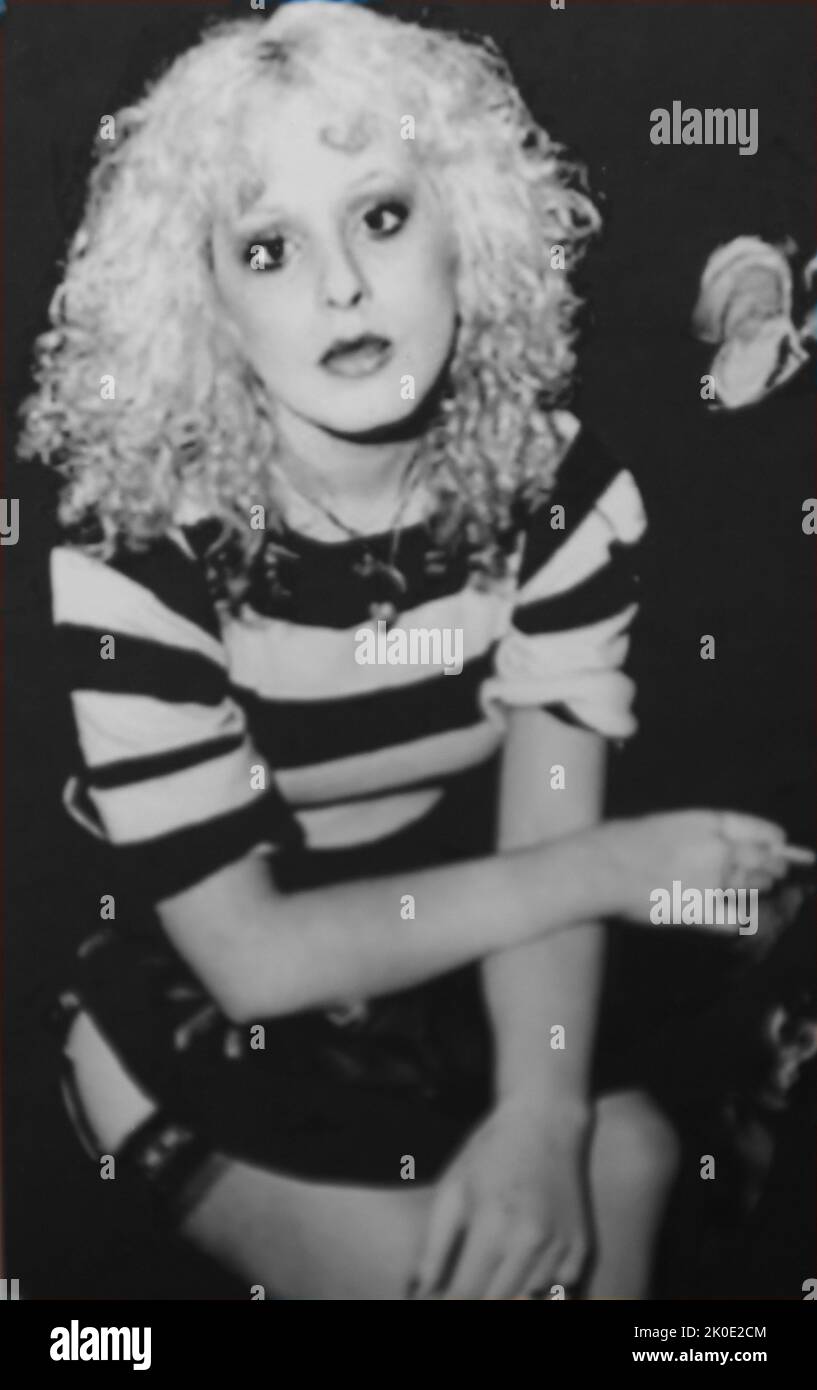 Nancy Spungen (1958 - 1978); novia americana de la banda inglesa de punk rock Sex Pistols bajista Sid Vicious y una figura de la escena del punk rock de 1970s. Ella fue a Londres en el apogeo del movimiento punk rock y se involucró con Sid Vicious. Su relación estaba marcada por episodios de violencia doméstica y uso indebido de drogas. La pareja se trasladó a Nueva York y se registró en el Hotel Chelsea, donde en octubre de 1978, Spungen fue encontrado muerto en el baño de la habitación de la pareja, con una sola herida de puñalada en el abdomen. SID Vicious fue acusado de su asesinato, pero murió de una sobredosis de heroína mientras o. Foto de stock
