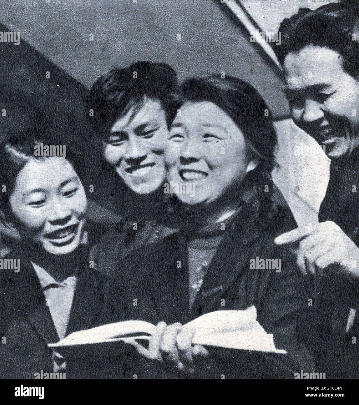 Fotografía de propaganda norcoreana de estudiantes universitarios que aprenden en beneficio del Estado. 1964. Foto de stock
