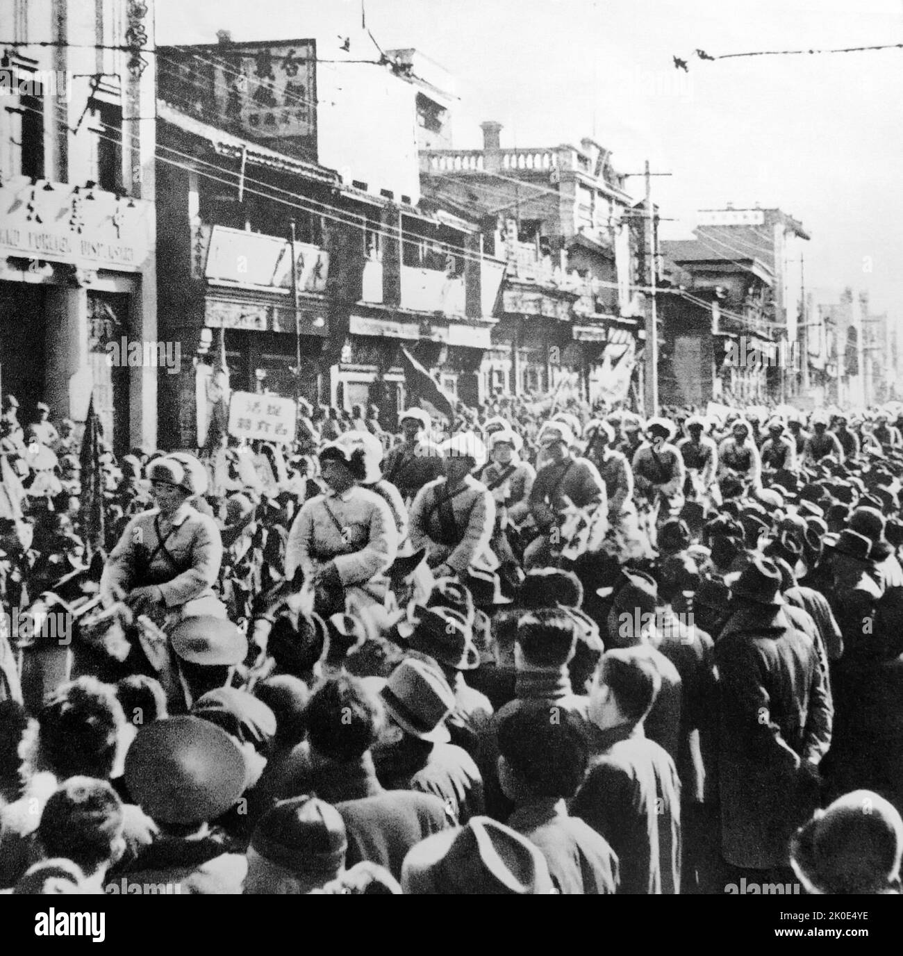 La unidad de caballería del Ejército Popular de Liberación pasó por la calle Qianmen en Beiping (ahora Beijing) después de la batalla de Pingjin. 1949. Foto de stock