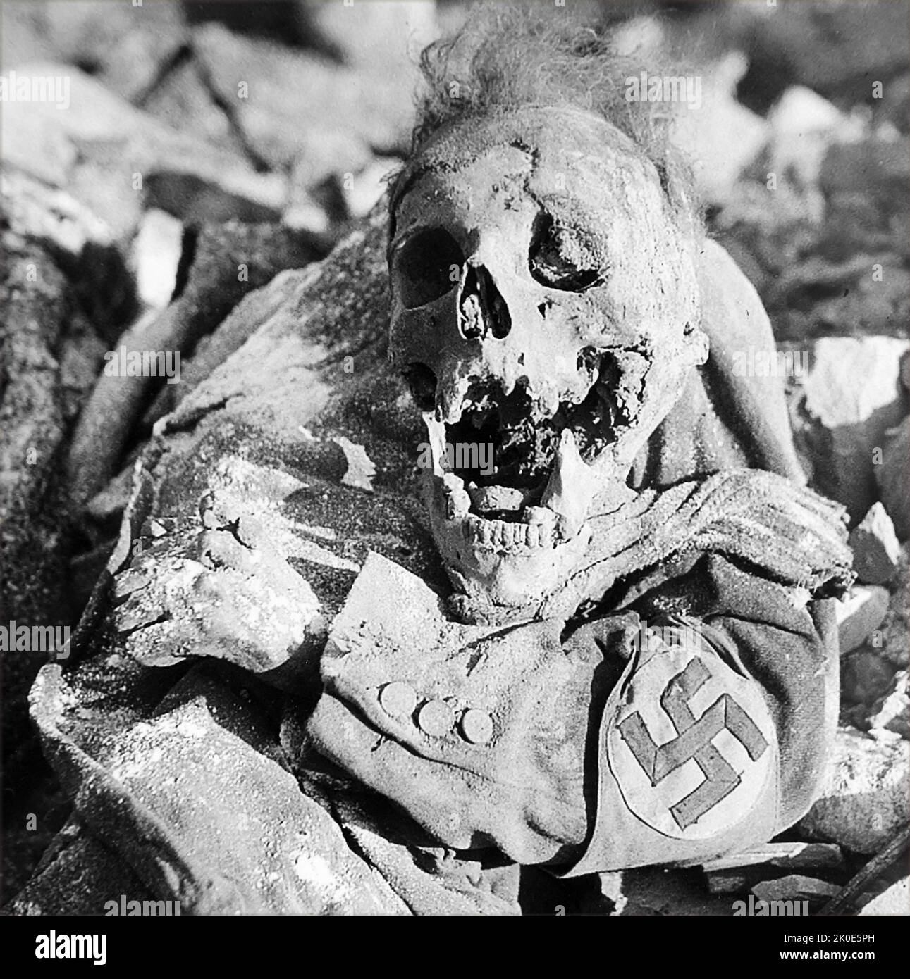 Cráneo de un cuerpo recuperado en las ruinas de Dresden, Alemania, Segunda Guerra Mundial, 1945. Foto de stock
