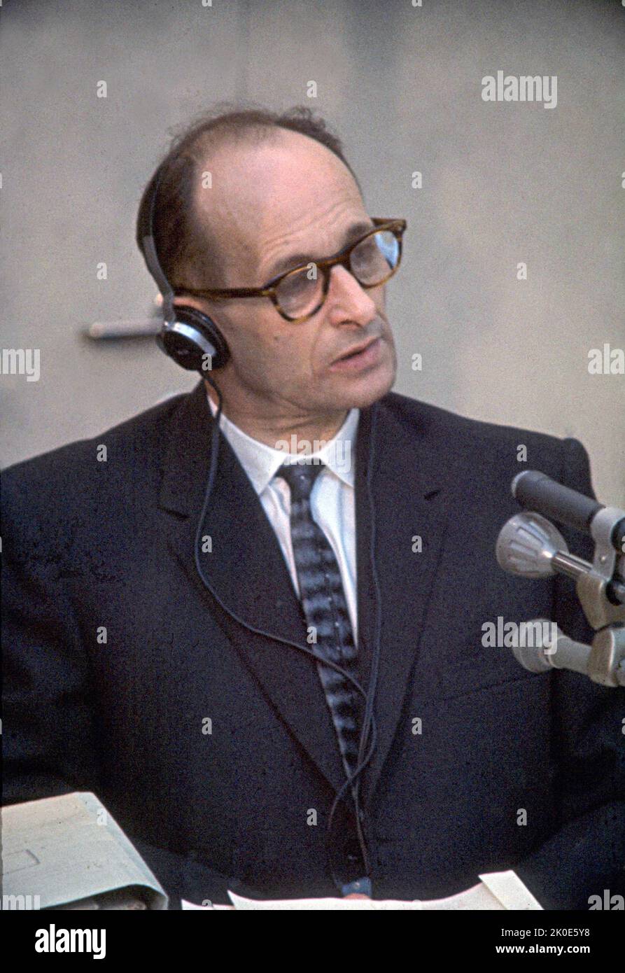 Juicio de Adolf Eichmann en Israel 1962. Eichmann (1906 - 1 de junio de 1962) fue un Obersturmbannfuhrer alemán-austríaco de las SS y uno de los principales organizadores del Holocausto (la 'Solución Final a la Cuestión Judía' en terminología nazi). Eichmann fue declarado culpable de crímenes de guerra en un juicio ampliamente difundido en Jerusalén, donde fue ejecutado en la horca en 1962. Foto de stock