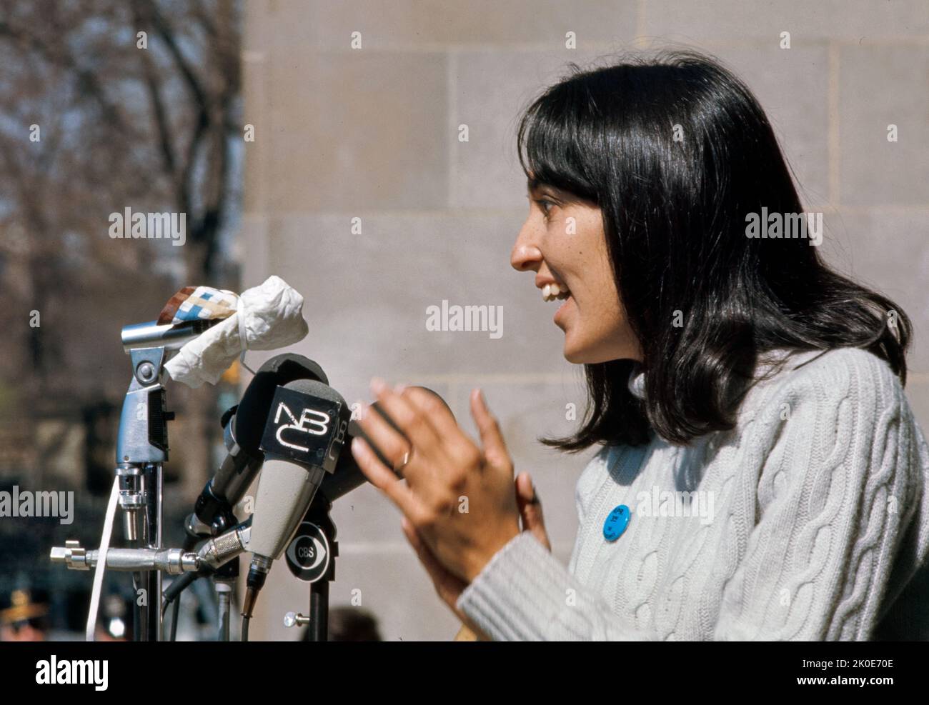 Joan Baez (nacido en 1941) Cantante, compositor, músico y activista estadounidense. Baez se hizo más vocal sobre su desacuerdo con la Guerra de Vietnam. 1972. Foto de stock