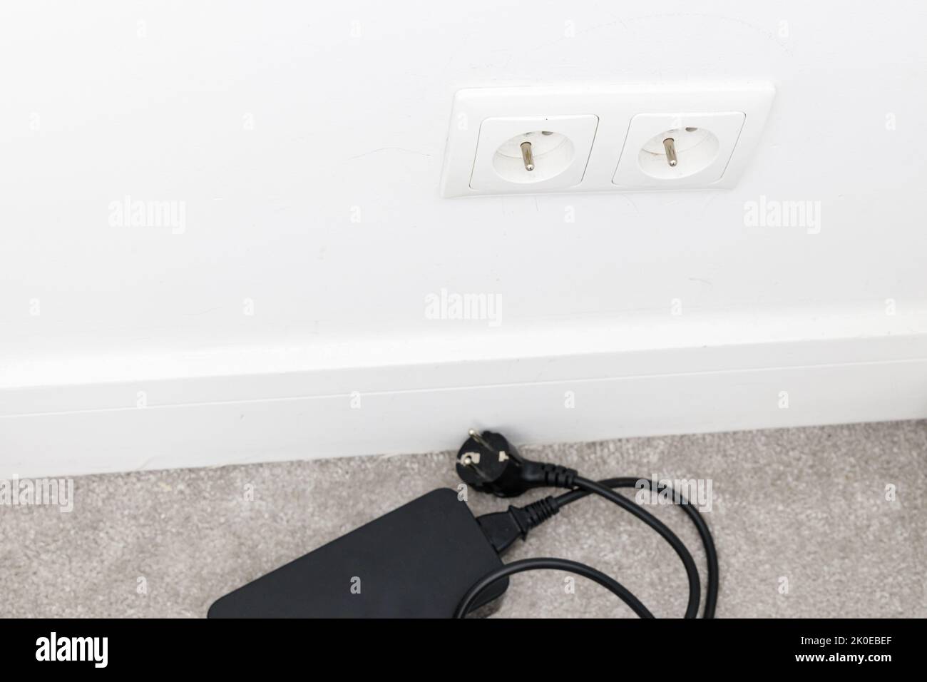 Ahorro de energía en casa, adaptador de alimentación desconectado Foto de stock