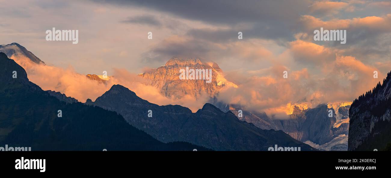 Una amplia vista panorámica de una puesta de sol en el Oberland bernés, en el centro de Suiza. Aquí están las impresionantes montañas Eiger, Monch y Jungfrau que son p Foto de stock