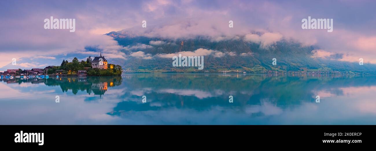 Una amplia imagen panorámica de una hermosa mañana de verano en Iseltwald, una de las joyas de Suiza. Situado en la orilla sur del lago Brienz, es li Foto de stock