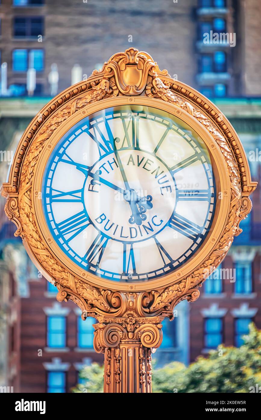 El reloj de la Quinta Avenida en la ciudad de Nueva York Foto de stock