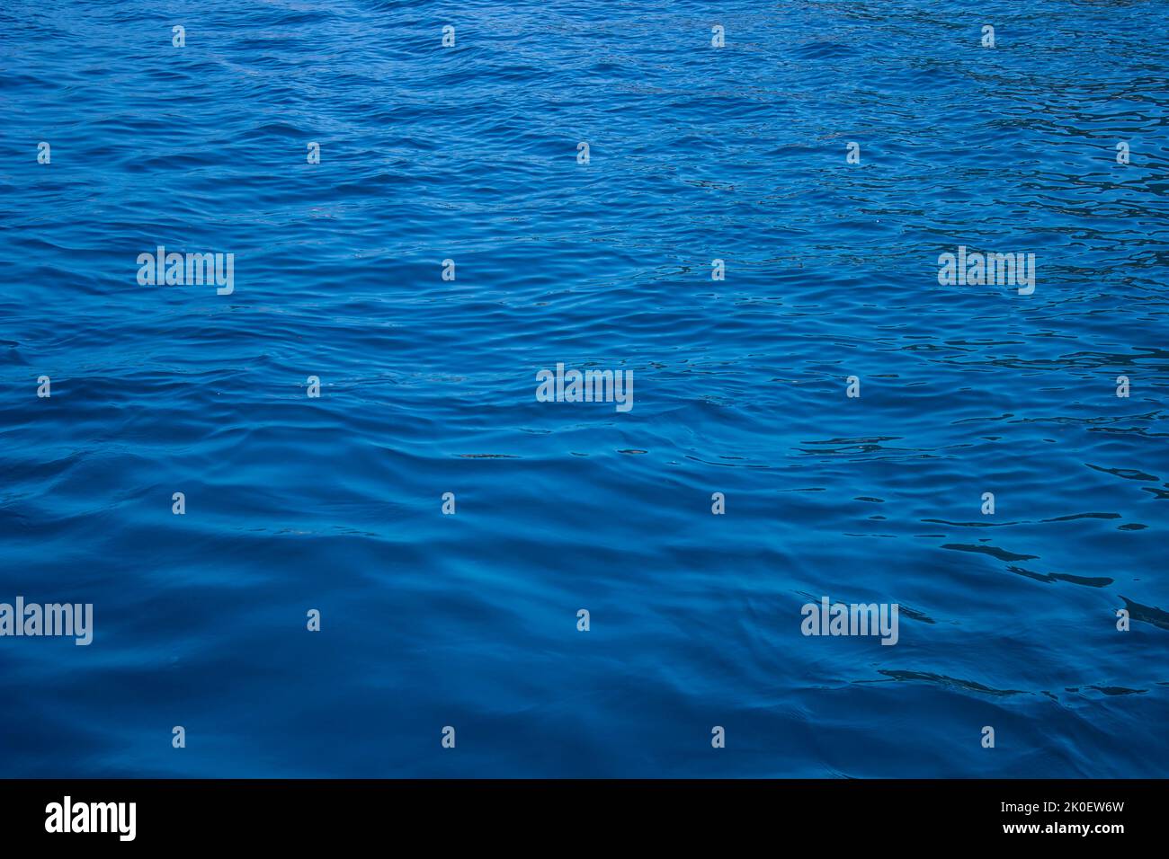Primer plano de las aguas azules profundas del mar como telón de fondo Foto de stock