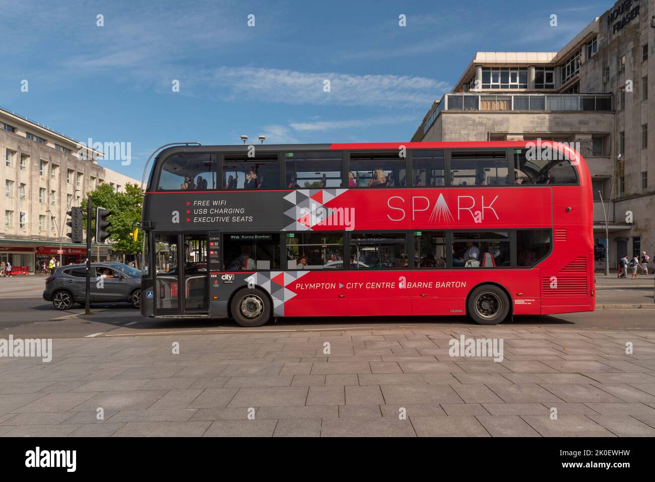 Plymouth, Devon, Inglaterra, Reino Unido. 2022. Autobús rojo en Royal Parade en el centro de la ciudad de Plymouth, Inglaterra, Reino Unido Foto de stock