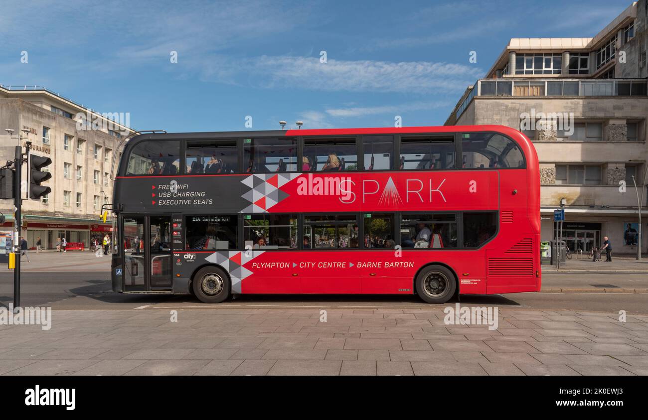 Plymouth, Devon, Inglaterra, Reino Unido. 2022. Autobús rojo en Royal Parade en el centro de la ciudad de Plymouth, Inglaterra, Reino Unido Foto de stock