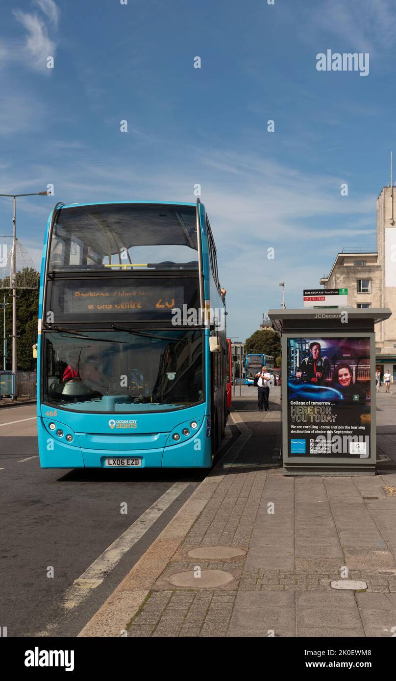 Plymouth, Devon, Inglaterra, Reino Unido. 2022. Autobús azul de cubierta abierta en Royal Parade en el centro de la ciudad de Plymouth, Inglaterra, Reino Unido Foto de stock