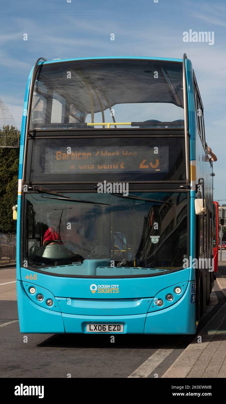 Plymouth, Devon, Inglaterra, Reino Unido. 2022. Autobús azul de cubierta abierta en Royal Parade en el centro de la ciudad de Plymouth, Inglaterra, Reino Unido Foto de stock
