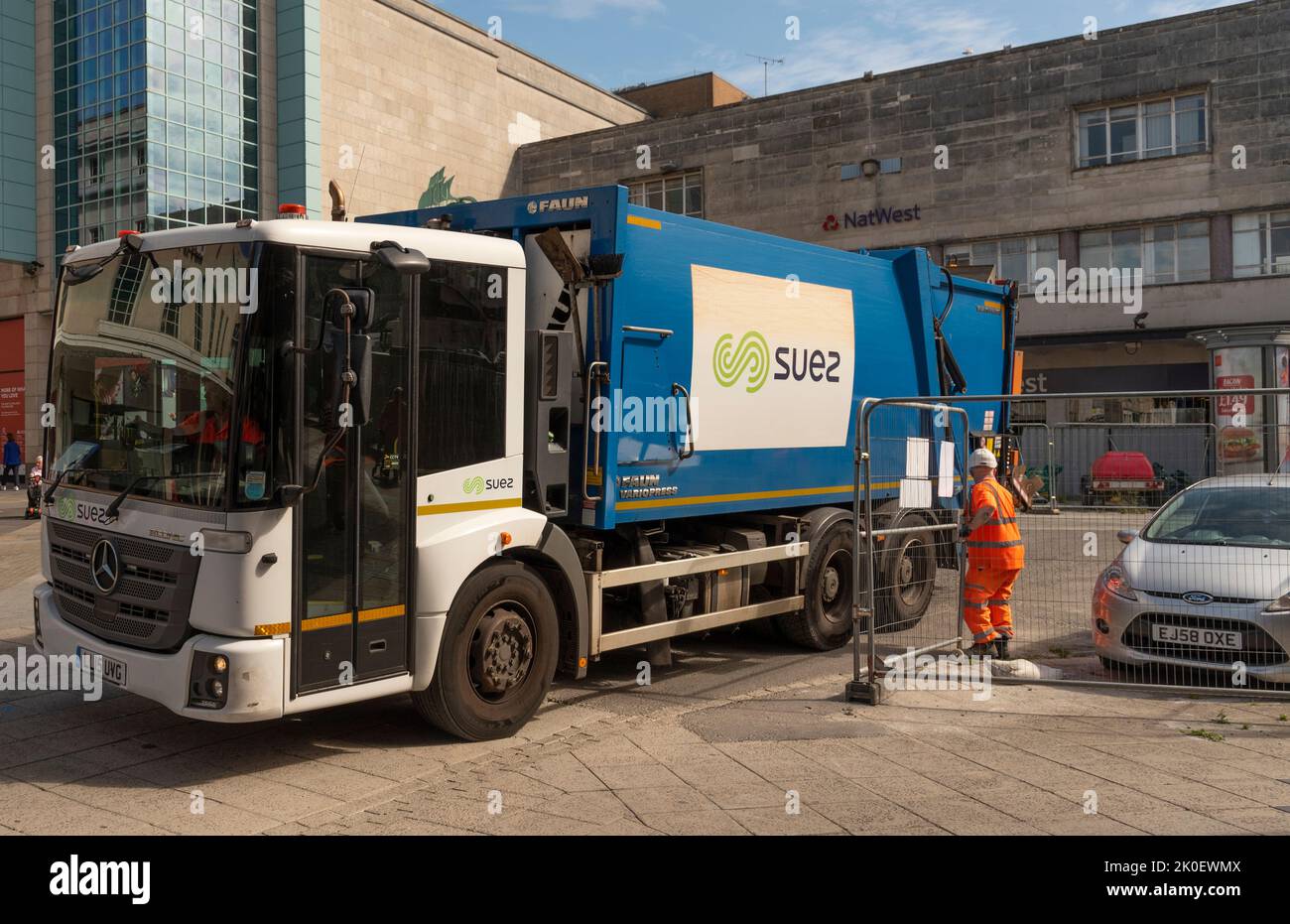 Plymouth, Devon, Inglaterra, Reino Unido. 2022. Camión de basura saliendo de un área de desarrollo en el centro de la ciudad de Plymouth, Devon, Reino Unido. Foto de stock