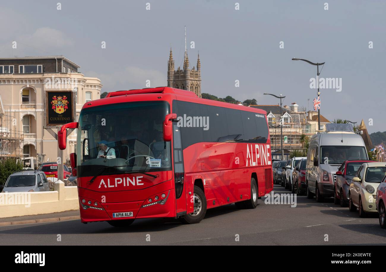 Teignmouth, Devon, Inglaterra, Reino Unido. 2022. Autobús de turismo rojo que conduce a través de la ciudad costera de Teignmouth en el sur de Devon, Inglaterra, Reino Unido. Foto de stock