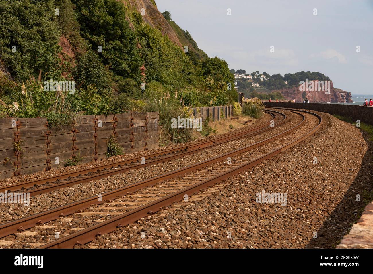 Teignmouth, Devon, Inglaterra, Reino Unido. 2022. Vías de ferrocarril que corren a lo largo de la costa sur de Devon en Teignmouth mirando al este hacia Dawlish. Foto de stock