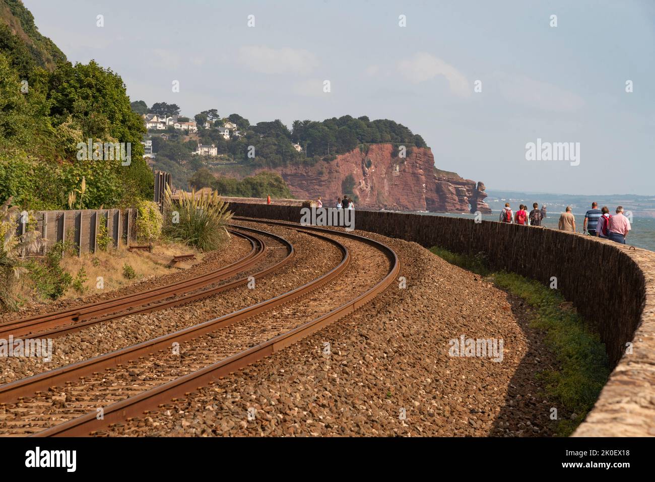 Teignmouth, Devon, Inglaterra, Reino Unido. 2022. Vías de ferrocarril que corren a lo largo de la costa sur de Devon en Teignmouth mirando al este hacia Dawlish. Foto de stock