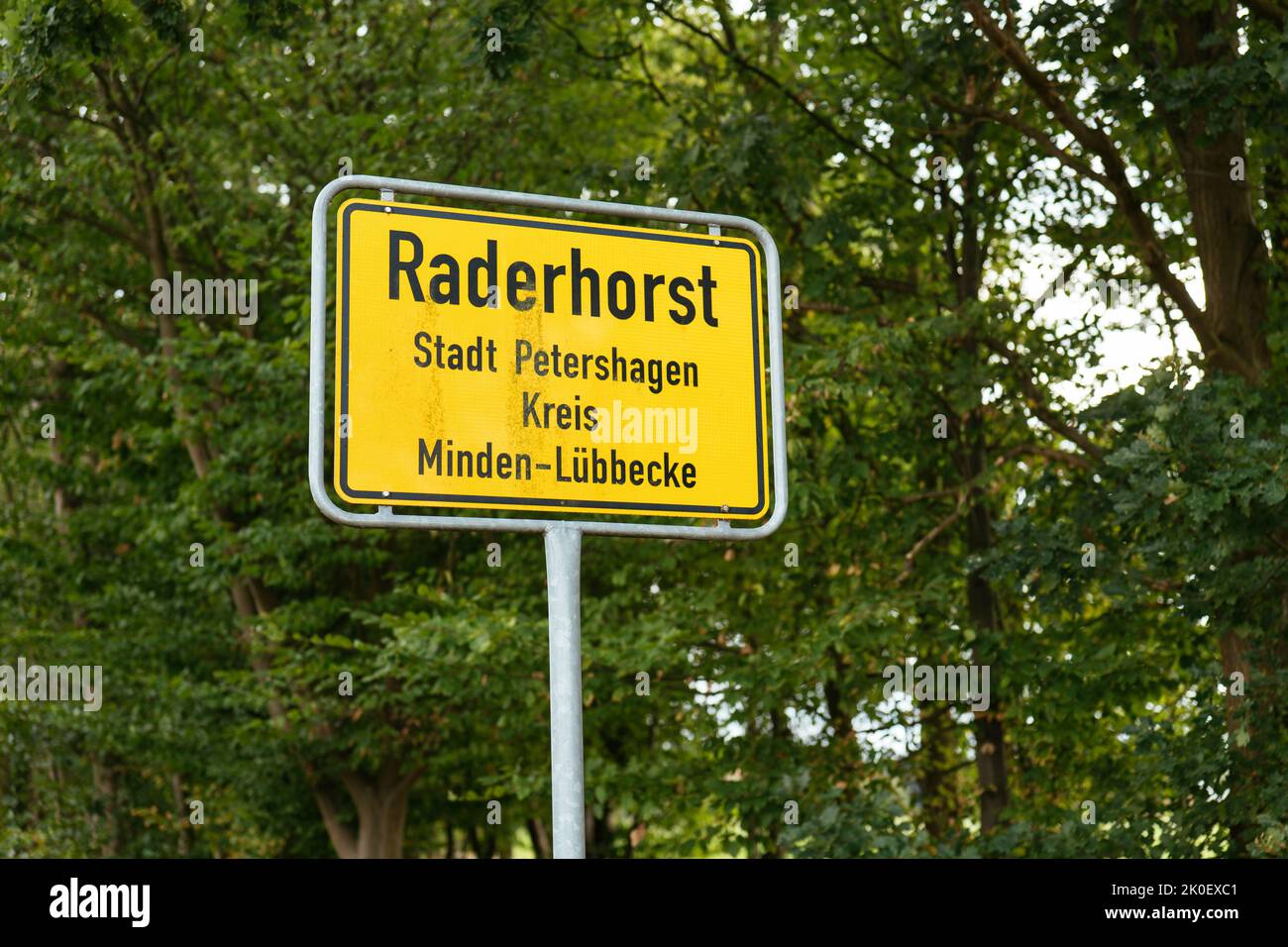 Señal de la ciudad de Raderhorst, un barrio en Petershagen, Minden-Lübbecke, Renania del Norte-Westfalia, Alemania Foto de stock