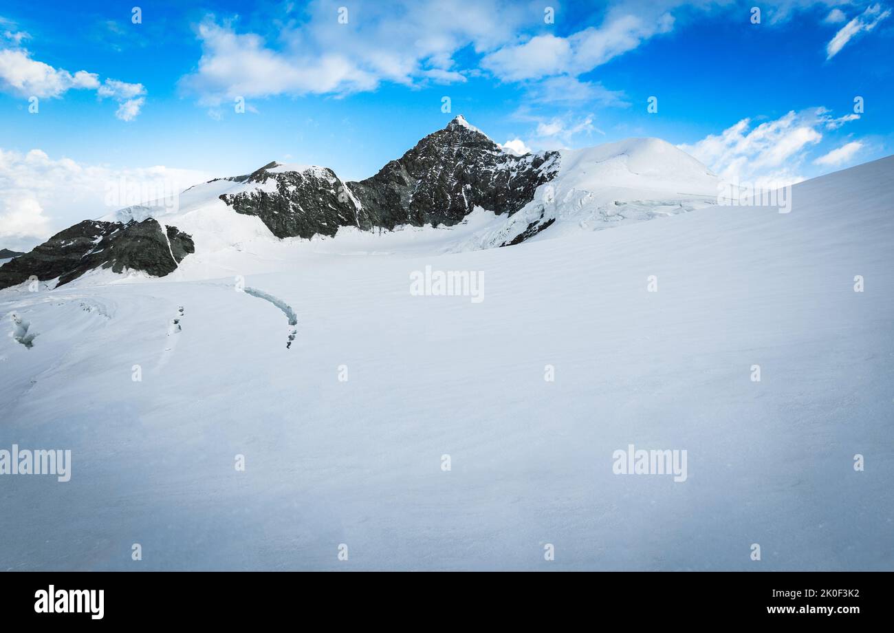 Cumbre de montaña cubierta en la nieve en el macizo del Monte Rosa en Italia Foto de stock