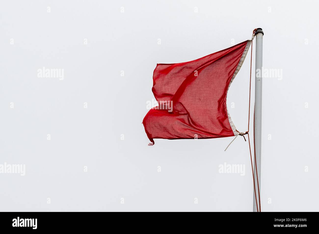 Owenahincha, West Cork, Irlanda. 11th de Sep de 2022. La bandera roja sobrevolaba la playa de Owenahincha hoy en día, mientras los socorristas consideraban el mar demasiado peligroso para nadar. MET Éireann ha cancelado la advertencia meteorológica naranja, ya que la lluvia se ha aliviado esta tarde. Crédito: AG News/Alamy Live News Foto de stock