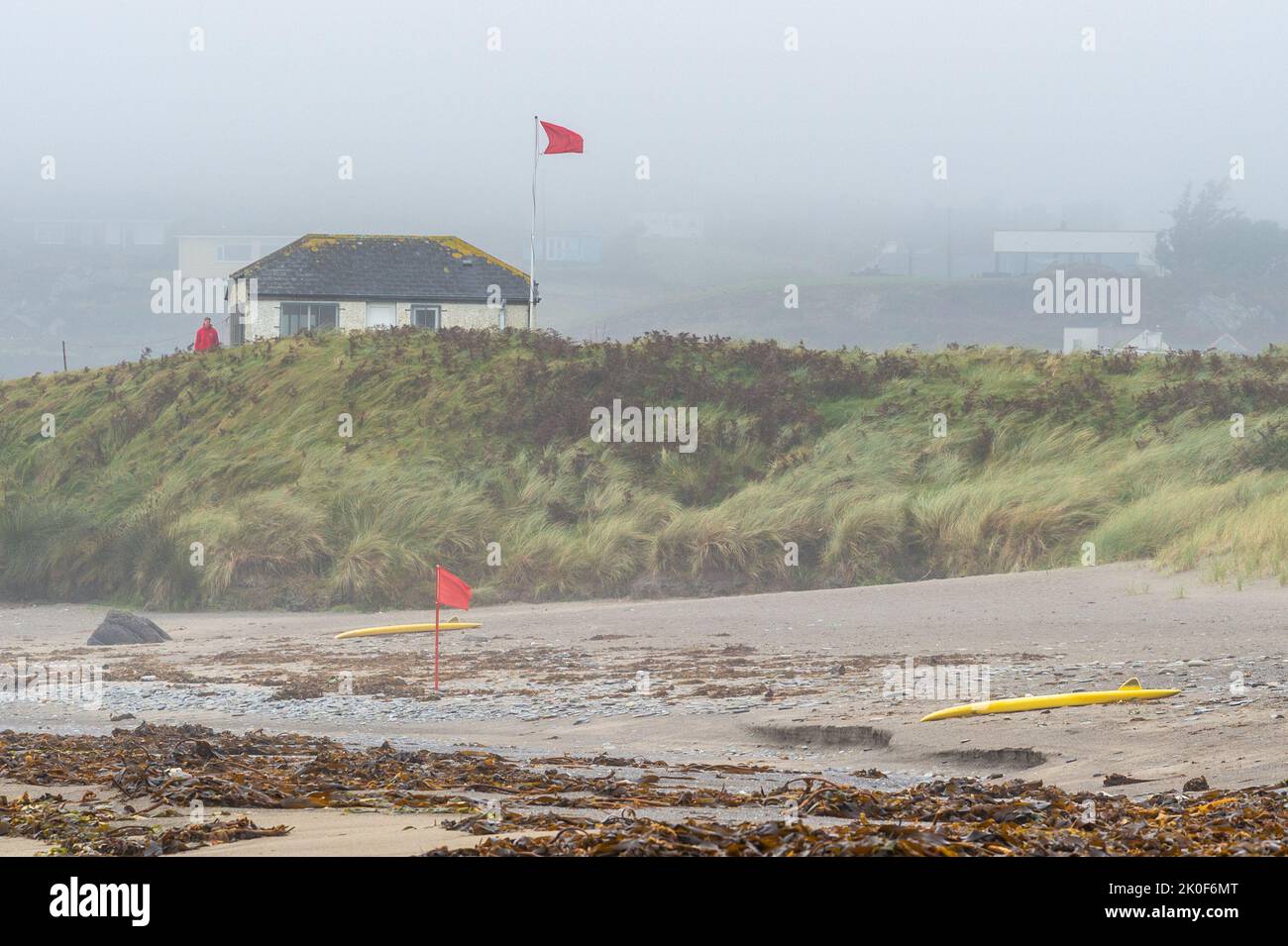 Owenahincha, West Cork, Irlanda. 11th de Sep de 2022. La bandera roja sobrevolaba la playa de Owenahincha hoy en día, mientras los socorristas consideraban el mar demasiado peligroso para nadar. MET Éireann ha cancelado la advertencia meteorológica naranja, ya que la lluvia se ha aliviado esta tarde. Crédito: AG News/Alamy Live News Foto de stock