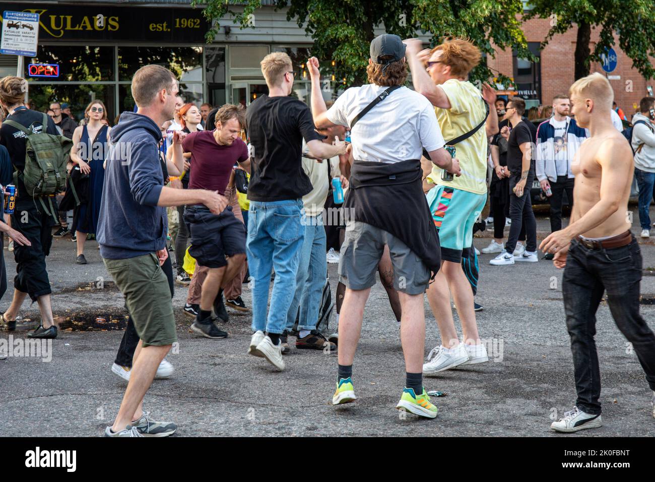 Jóvenes bailando en la calle en Kallio Block Party 2022 en el distrito Alppila de Helsinki, Finlandia Foto de stock
