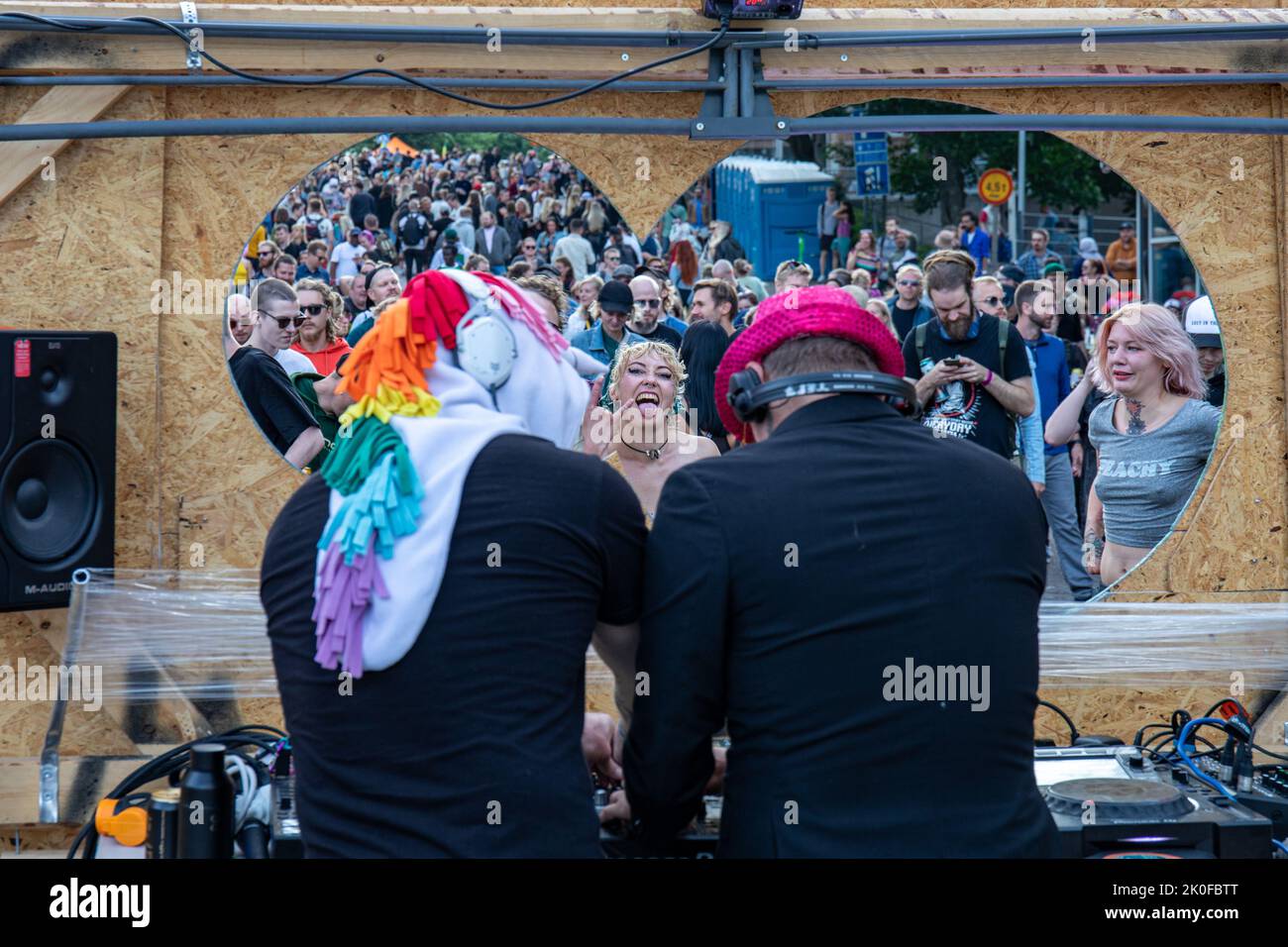 DJs y audiencia en Kallio Block Party 2022 en el distrito Alppila de Helsinki, Finlandia Foto de stock