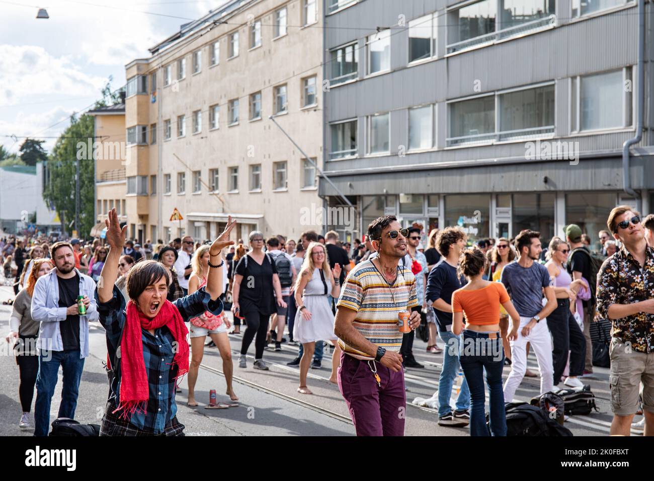 Gente bailando en la calle en Kallio Block Party 2022 en el distrito Alppila de Helsinki, Finlandia Foto de stock