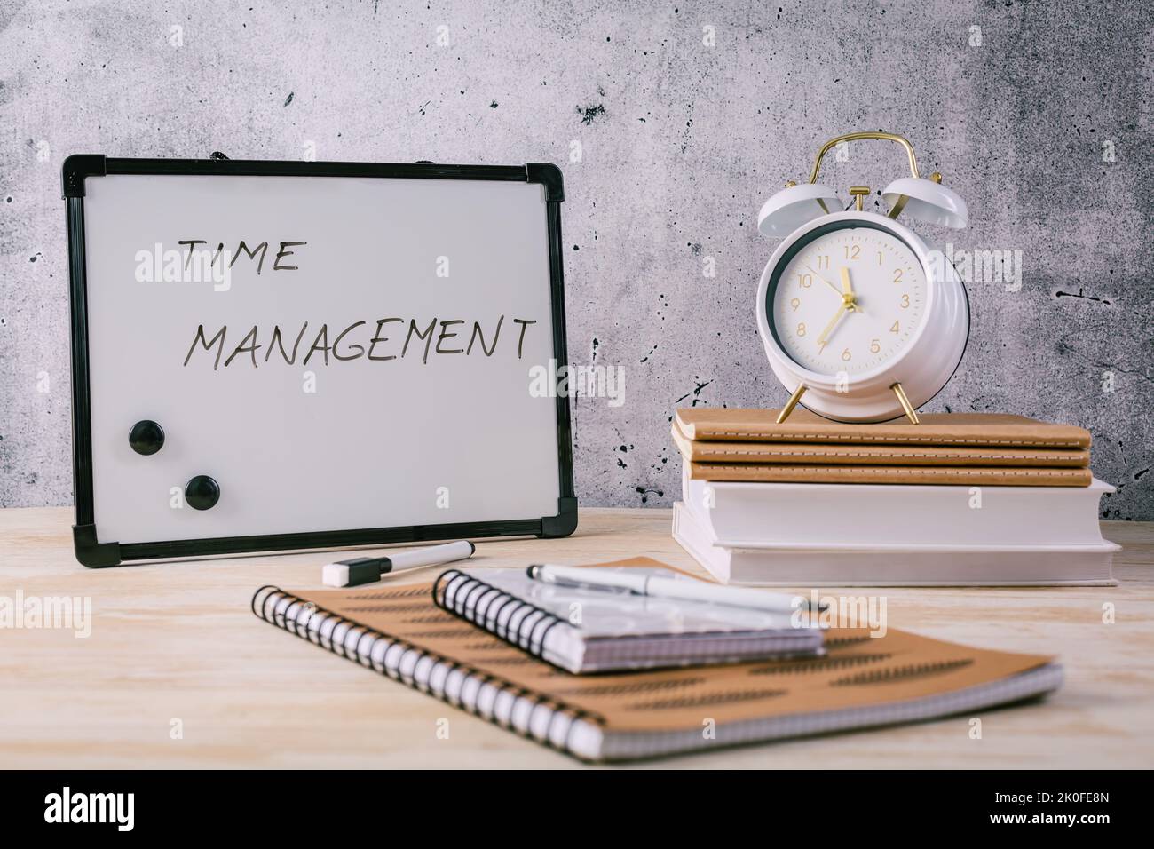 Concepto de gestión del tiempo para la oficina y la escuela. Libros, cuadernos con pegatinas Foto de stock