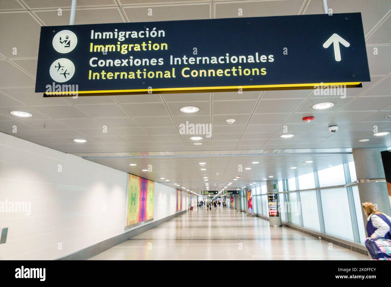 Bogotá Colombia,Aeropuerto Internacional El Dorado Aeropuerto Internacional El Dorado Terminal de embarque area,bilingüe español inglés direccion si Foto de stock