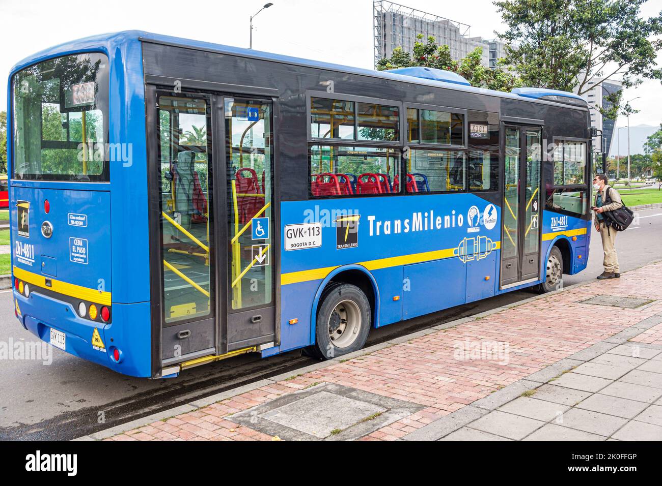 Bogotá Colombia,Avenida El Dorado Calle 26,TransMilenio sistema de tránsito rápido de bus azul BRT transporte público, Colombianos Hispanos Foto de stock
