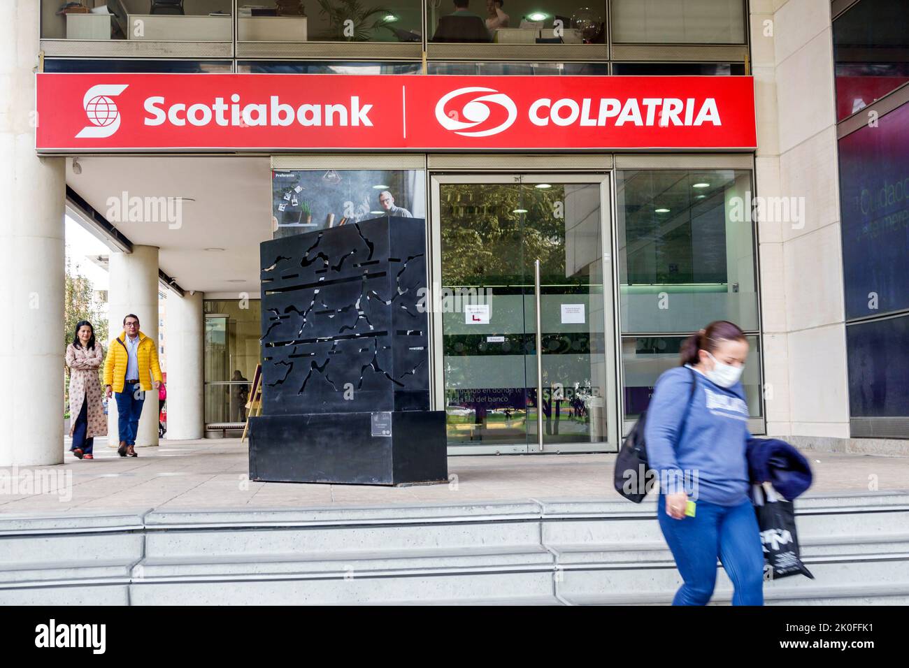 Bogotá Colombia, Avenida El Dorado Calle 26, Scotiabank Colpatria fusión banco financiero centro fuera de la entrada frontal exterior, hombre hombres mujer mujer mujer Foto de stock
