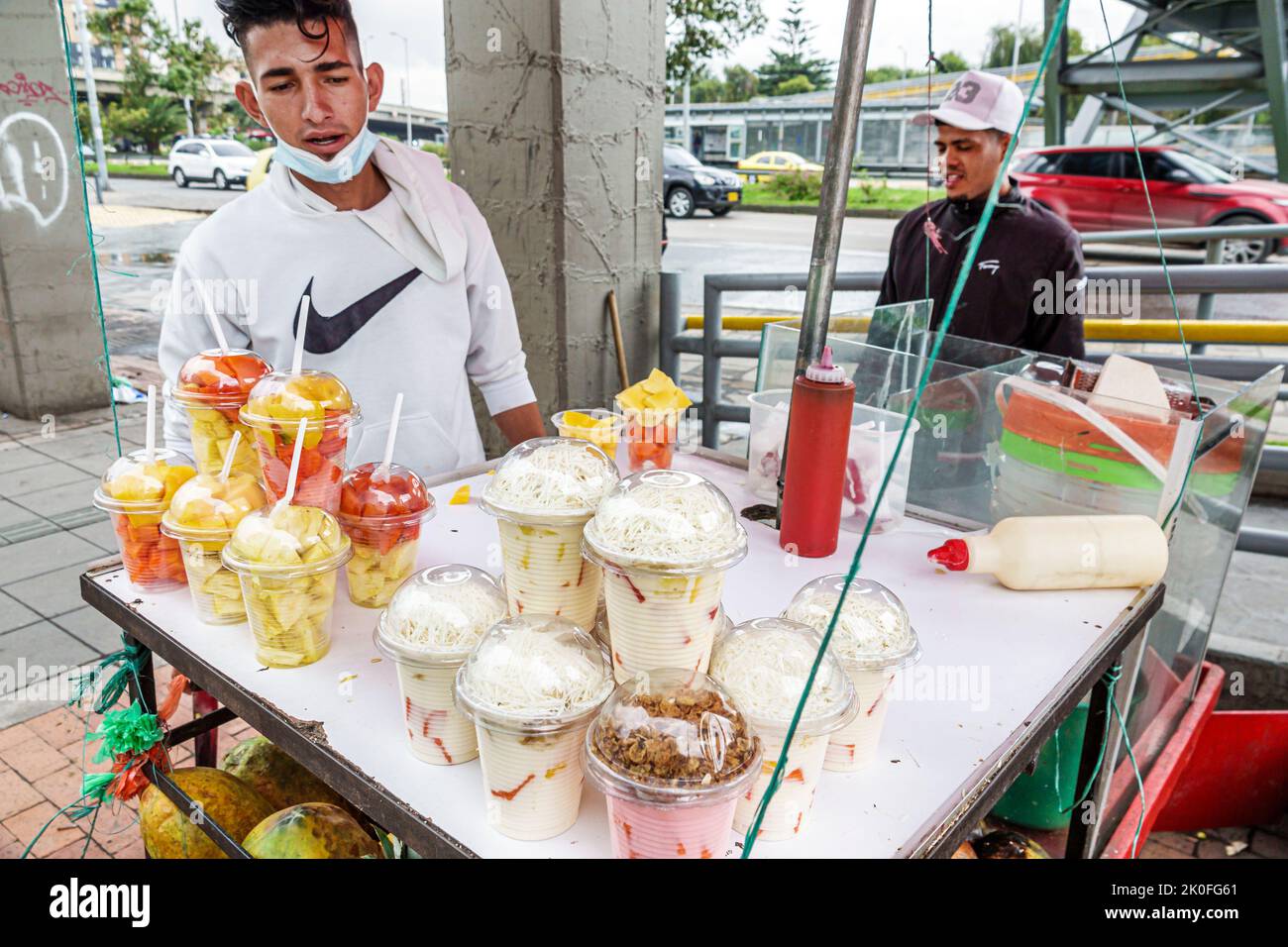 Bogota Colombia,Avenida El Dorado Calle 26,calle acera vendedor vendedores carro de frutas taza yogur hombre hombres hombres, colombianos Hispanos S Foto de stock