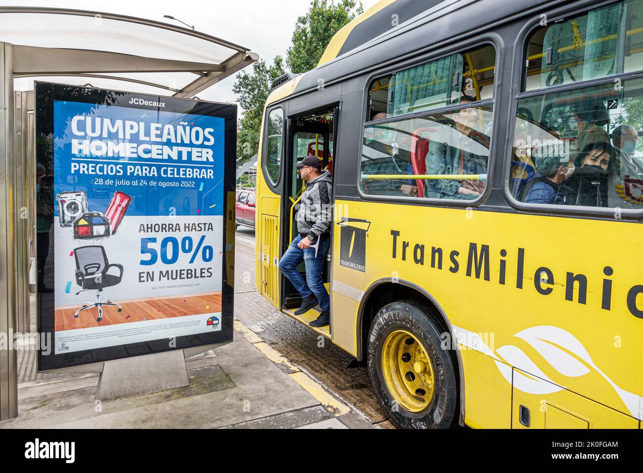 Bogotá Colombia, Avenida El Dorado Calle 26, parada de autobús anunciando cartel de cartelera Homecenter tienda de muebles aniversario venta descuento ahorros 50%, transm Foto de stock