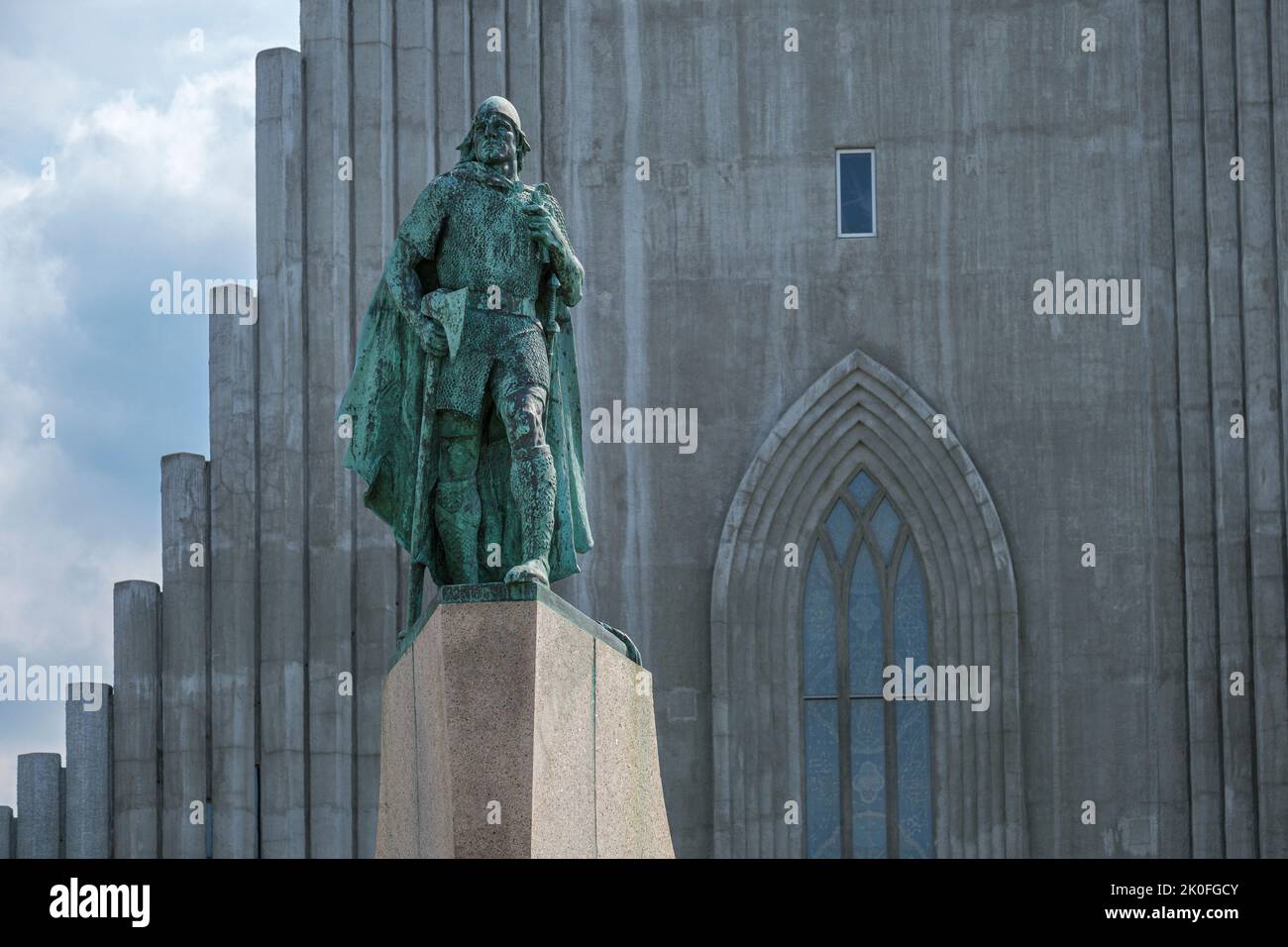 Hallgrimskirkja - la catedral de Reykjavik, Islandia, y la estatua de Leifr Eriksson Foto de stock